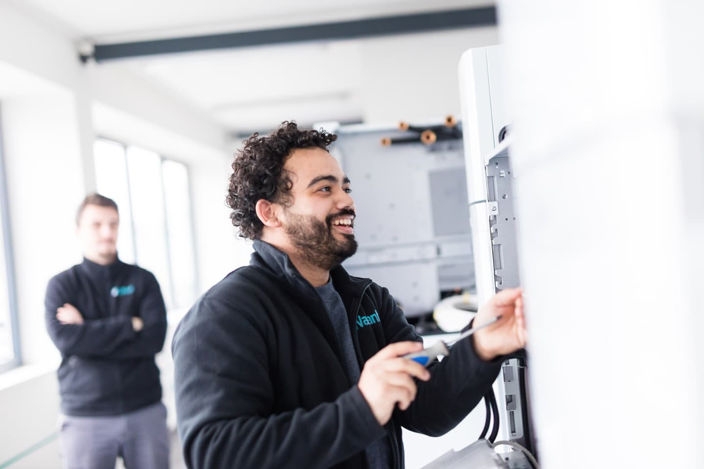 Technieker die werkt aan een toestel